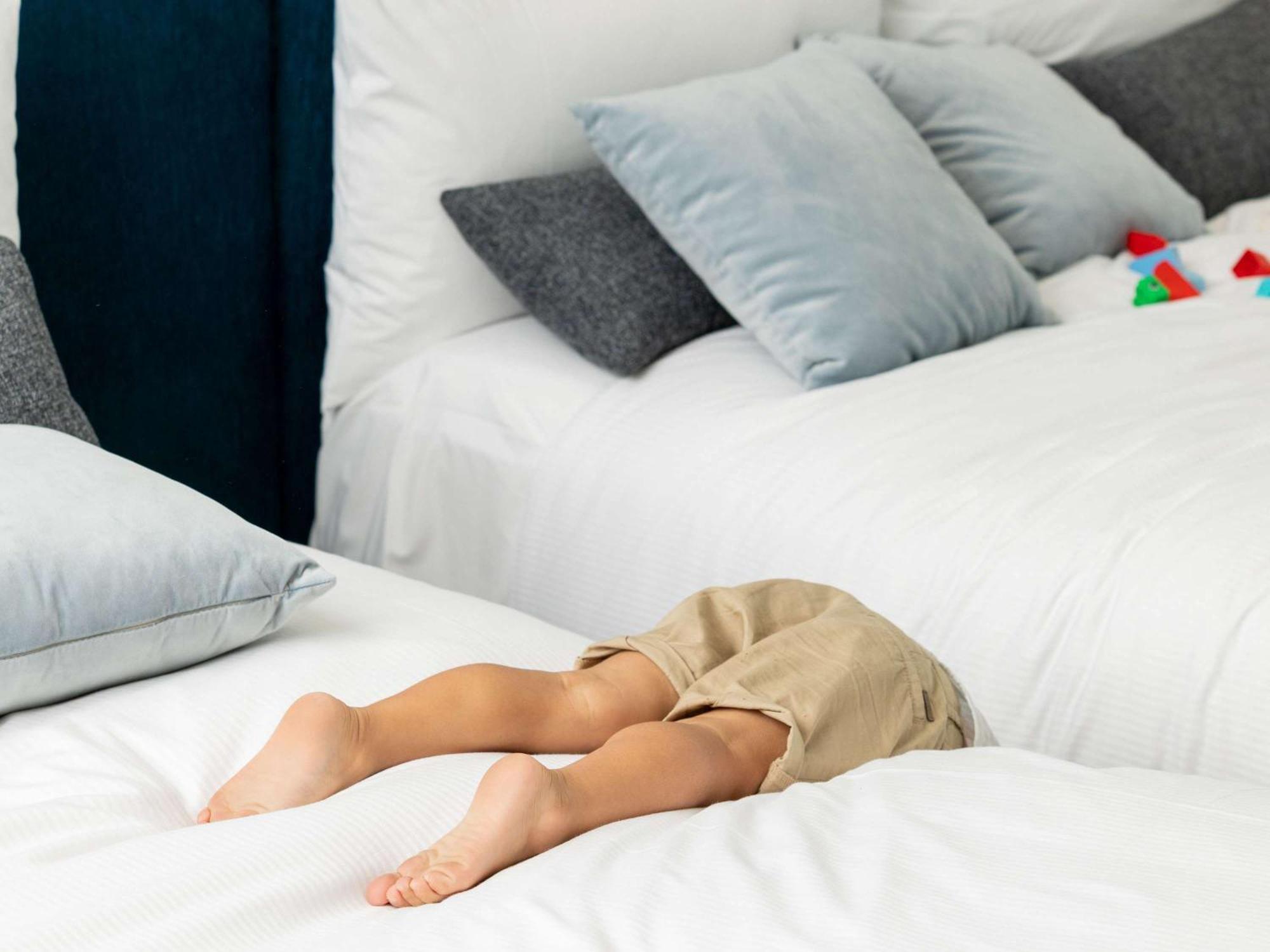 Hotel Chadstone Melbourne Mgallery Collection Kültér fotó A child playing hide-and-seek
